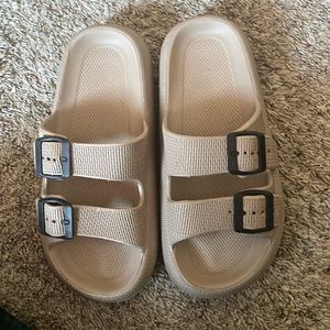 Tan, brown fluffy sandels